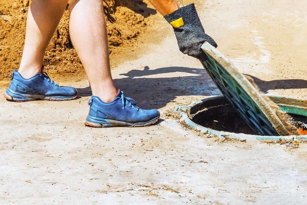 Man,Pumping,Out,House,Septic,Tank.,Drain,And,Sewage,Cleaning