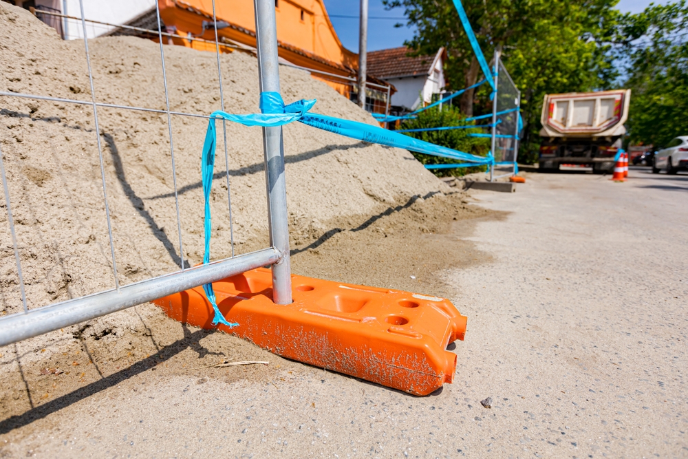 Hollow,Plastic,Fence,Foot,Is,For,Stability,Of,Temporary,Metal